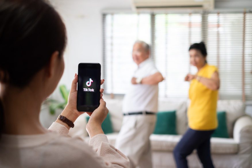 1-jun-2020,,Bangkok,,Thailand,:,Asian,Woman,Using,Mobile,Phone,Take - 92.5 The Beat