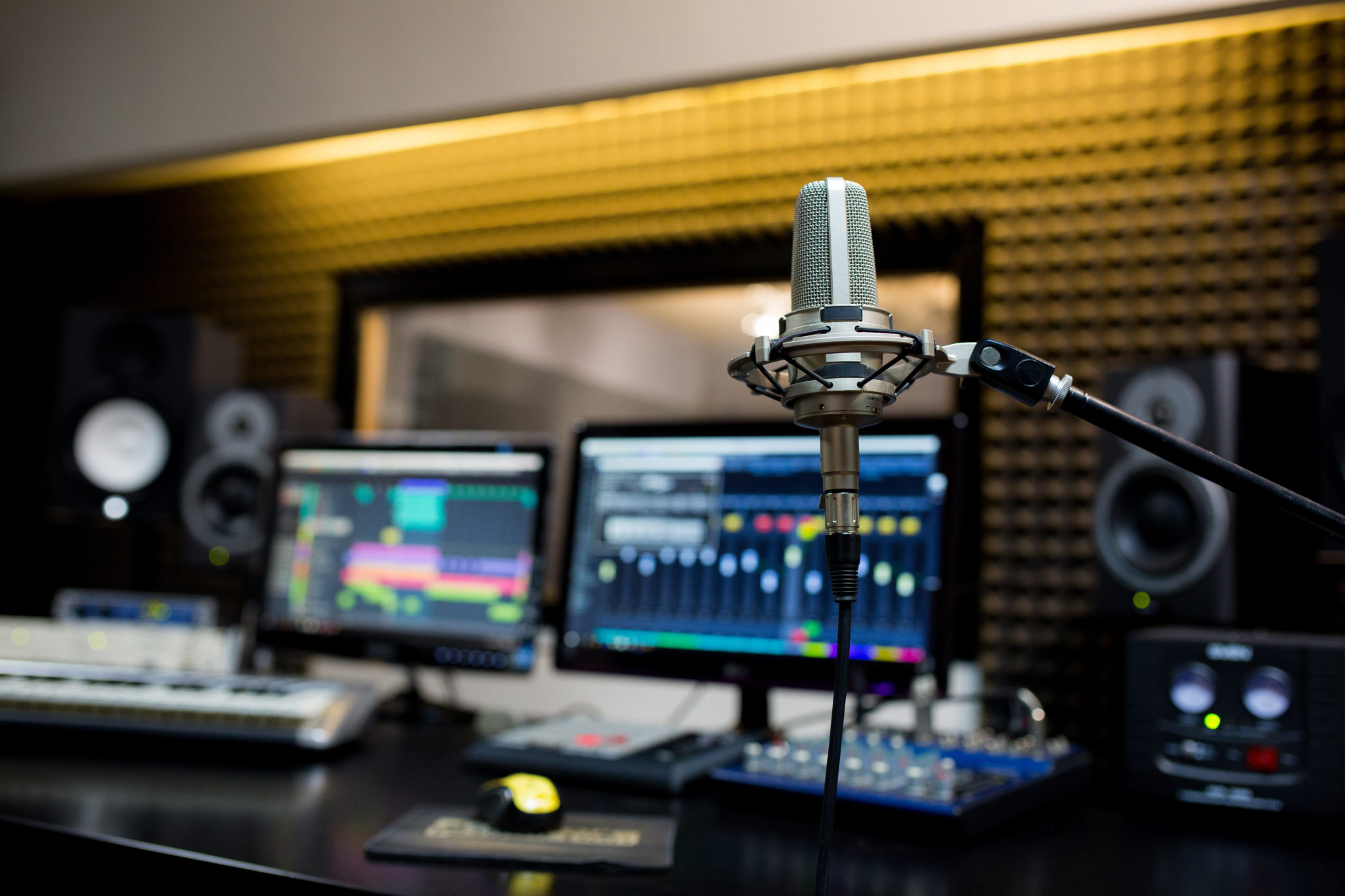 Professional,Microphone,In,The,Recording,Studio. - 92.5 The Beat
